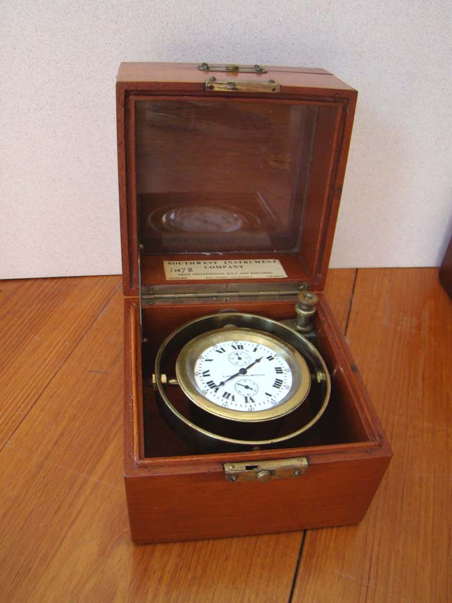 An Elgin National Watch Company Ships' Clock with original carrying case circa 1950 — image 4
